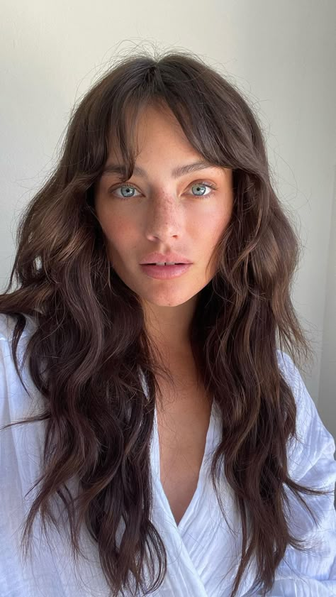 Mullet Layers, Brunette With Bangs, Pelo Ondulado Natural, Naturally Wavy Hair Cuts, Brown Layered Hair, 2024 Haircut, Brown Hair Bangs, Bangs Inspo, Wavy Bangs