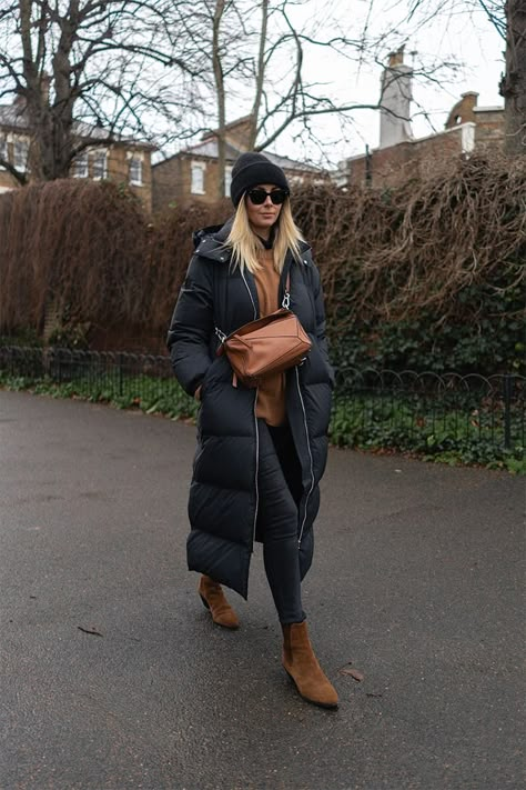 Tan Coat Outfit Winter, Black Puffer Coat Outfit, Long Puffer Jacket Outfit, Black Puffer Jacket Outfit, Puffer Coat Outfit, Black Jacket Outfit, Puffer Outfit, Emma Hill, Winter Jacket Outfits