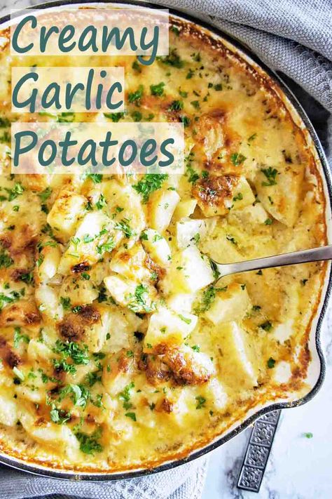 Creamy Garlic Potatoes, Creamy Potato Bake, Thanksgiving Turkeys, Pudding Chia, Side Dishes For Chicken, Potato Bake, Garlic Potatoes, Potato Recipes Side Dishes, Potato Sides