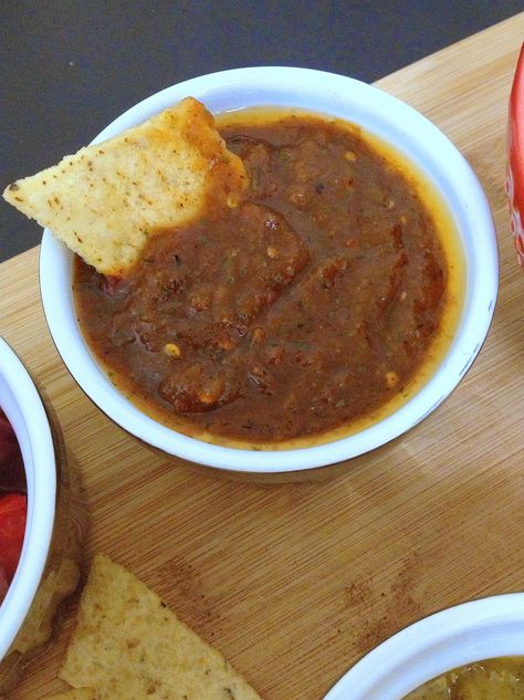 Keep the Peas: SPICY ROASTED TOMATO AND CHILE SALSA: SALSA QUEMAD... Chile Salsa, Roasted Salsa, Salsa Salsa, Roasted Tomato Salsa, Homemade Salsa Recipe, Hot Sauce Recipes, Mexican Dinner, Roasted Tomato, Homemade Salsa