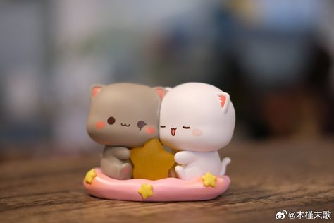 Couple Clay Art, Dudu And Bubu, Peach And Goma, Peach Goma, Dudu Bubu, Cute Animation, Milk And Mocha, Personalised Gifts Diy, Clay Keychain