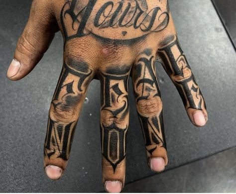 Horror Knuckle Tattoo, Finger Tattoo Sleeve, La Inspired Tattoos, Finger Tattoos Men Words, Tätoo Hand Men, Gangsta Hand Tattoos, Mens Knuckle Tattoos, Fingers Tattoo Men, Men’s Hand Tattoo Ideas