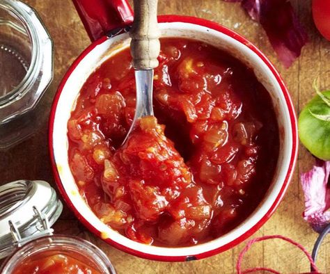 This relish recipe is great to serve with grilled meat, sausages, or on hamburgers and sandwiches. Its spicy sweetness is tempered with vinegar, which also serves to intensify the natural flavour of the tomatoes. Hamburger Relish, Chilli Relish, Green Tomato Relish, Beetroot Relish, Relish Sauce, Relish Recipe, Bbq Shrimp, Tomato Relish, Relish Recipes