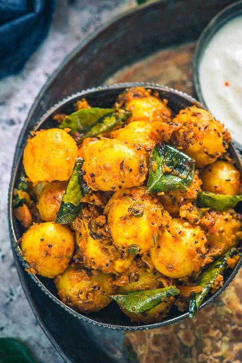 Bombay Potato Recipe, Bombay Potatoes, Indian Side Dishes, Indian Bread, Curry Dishes, Food Recipes Vegetarian, Potato Recipe, Baby Potatoes, Indian Curry