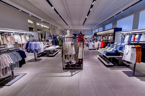 Zara stores (Inditex Group) - Page 15 - SkyscraperCity Zara Clothing, Zara Clothes, Zara Store, Store Interiors, Retail Store Design, Retail Design Blog, Retail Interior, Retail Space, Retail Display