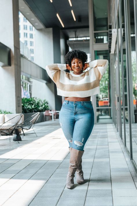 Black Crop Sweater Outfit, How To Style Crewneck, Crop Sweater Outfit, Short Sweater Outfit, Cropped Sweatshirt Outfit, Chunky Sweater Outfit, Cropped Sweater Outfit, Black Crop Sweater, Striped Cropped Sweater