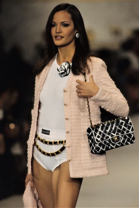 Chanel 1993, Claudia Mason, 2000s Fashion Icons, Chanel 90s, Chanel Runway, 90s Runway Fashion, Streetwear Inspo, Mode Chanel, 90s Models