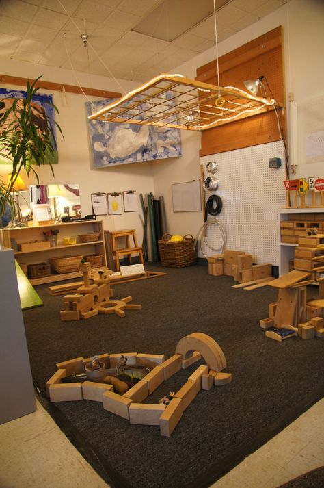 My dream construction center.  I love the hanging trellis thing with the lights wrapped around it! Construction Area Ideas, Reggio Emilia Classroom, Reggio Inspired Classrooms, Reggio Emilia Inspired, Reggio Classroom, Block Center, Block Area, Toddler Classroom, Construction Area