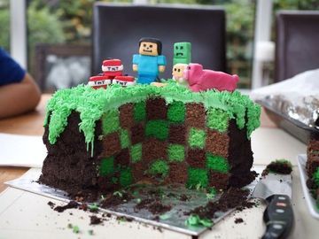 tortas de cumpleaños de minecraft creeper Minecraft Cake Designs, Minecraft Cakes, Cake Minecraft, Minecraft Bday, Minecraft Birthday Cake, Minecraft Theme, Harry Birthday, Minecraft Birthday Party, Minecraft Cake