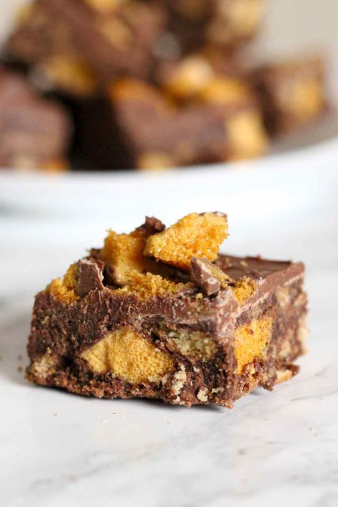 Easy Crunchie Tray Bake (No-Bake Honeycomb Tiffin) - EatCookBake | Quick And Easy Dessert Recipes Chocolate Tiffin, Crunchie Recipes, Quick And Easy Dessert Recipes, Cadbury Crunchie, Crunchie Bar, No Bake Slices, Tray Bake Recipes, Easy Dessert Recipes, Tray Bake