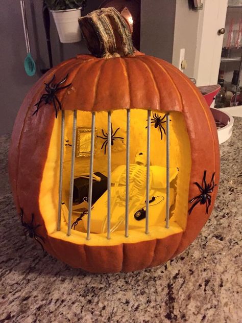 Pumpkin Jail Silly Pumpkin, Pumpkins Decorating, Diy With Kids, Strašidelný Halloween, Diy Pumpkins, Halloween Pumpkin Diy, Uhyggelig Halloween, Dulces Halloween, Halloween Decor Diy