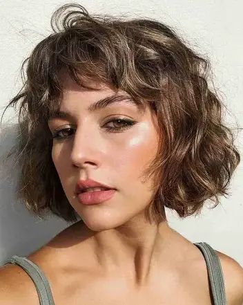 15 Stylish French Bob Haircut Ideas for a Chic and Timeless Look Chin Length Haircuts, Dunner Wordend Haar, Short Choppy Haircuts, Wavy Bob Haircuts, Short Wavy Bob, Choppy Haircuts, French Bob, Bob Haircut With Bangs, Layered Bob Hairstyles