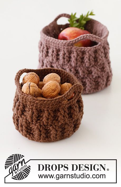 Christmas Harvest / DROPS Extra 0-1547 - Free crochet patterns by DROPS Design Crocheted Baskets, Confection Au Crochet, Crochet Basket Pattern, Crochet Diagram, Crochet Basket, Crochet Hook Sizes, Crochet Home, Drops Design, Crochet Accessories