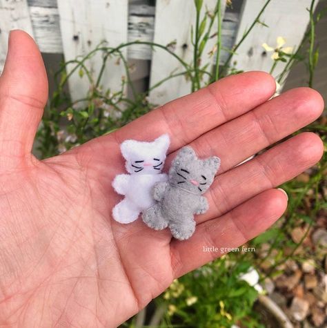 Hand Sewn Cat Plush, Cute Felt Patterns, Pocket Pets Diy, Mini Felt Plushies, Cute Felt Crafts Diy, Gifts Crafts Ideas, Cute Mini Gift Ideas, Things To Make Out Of Felt, Tiny Sewing Projects