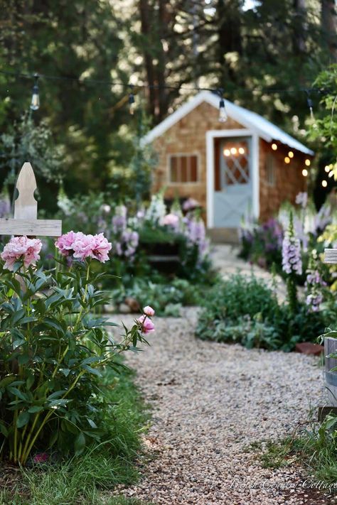 European Garden, Cottage Garden Plants, English Cottage Garden, Landscaping Supplies, Landscape Fabric, Greenhouse Gardening, Garden Path, Garden Pathway, Potting Shed