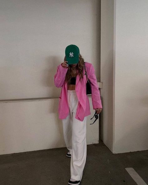 woman wearing pink button down long sleeve street style outfit casual Looks Pinterest, Looks Street Style, Looks Style, Looks Vintage, Aesthetic Outfits, Outfits Aesthetic, Cute Casual Outfits, Look Fashion, Everyday Outfits