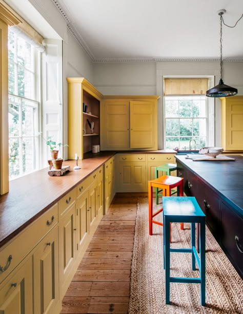 AD's 2019 Great Design Awards: Kitchens | Architectural Digest Rita Konig Kitchen, Manhattan Kitchen, Plain English Kitchen, Yellow Kitchen Cabinets, Rita Konig, Top Appliances, Swedish Farmhouse, Yellow Cabinets, Design Hall