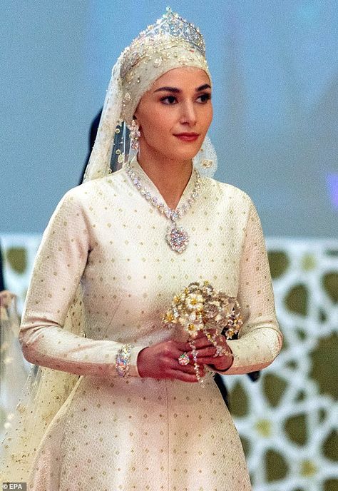 The bridge wore a stunning long white dress and jewels for her wedding to the prince Prince Mateen Of Brunei, Anisha Isa Kalebic, Anisha Mateen, Prince Abdul Mateen, Prince Mateen, Abdul Mateen, Wedding Procession, Royal Jewellery, Expensive Diamond