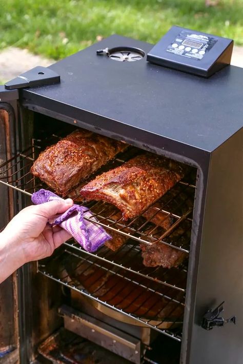 How to Smoke a Brisket in a Masterbuilt Smoker - Pioneer Smoke House How to Smoke a Brisket in a Masterbuilt Smoker Smoked Brisket Recipes Electric Smoker, Smoker Ribs, Smoked Baby Back Ribs, Masterbuilt Smoker, Smoker Recipes Electric, Bbq Smoker Recipes, Outdoor Smoker, Brisket Recipes Smoked, Macedonian Food