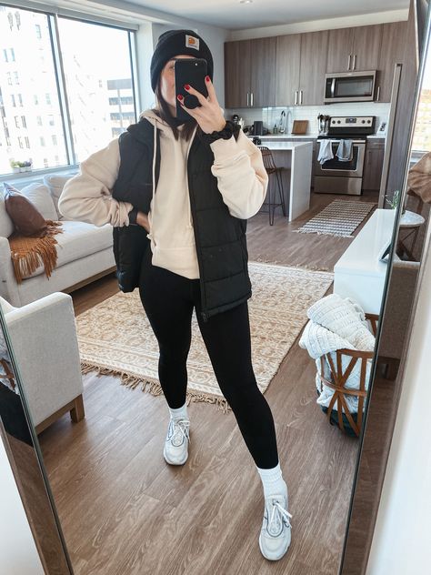 Outfit With Vest Aesthetic, Puffer Vest Outfits For Women Streetwear, Cute Vest Outfits Fall, Puffy Vest For Women, Cute Outfits With A Puffer Vest, Cute Winter Vest Outfits, Cute Outfits With A Black Vest, Outfit Ideas With A Vest, Cute Outfits With Vests Fall