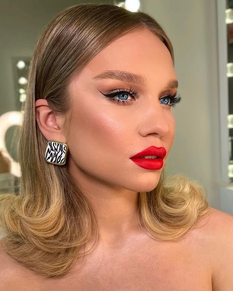 Red Lips Wedding Makeup Brides, Hairstyles For New Year, Red Lips Wedding, Brides 2023, Blonde Hair Red Lips, Old Hollywood Makeup, Red Lips Makeup Look, Bridal Hair Down, Wedding Makeup Bride