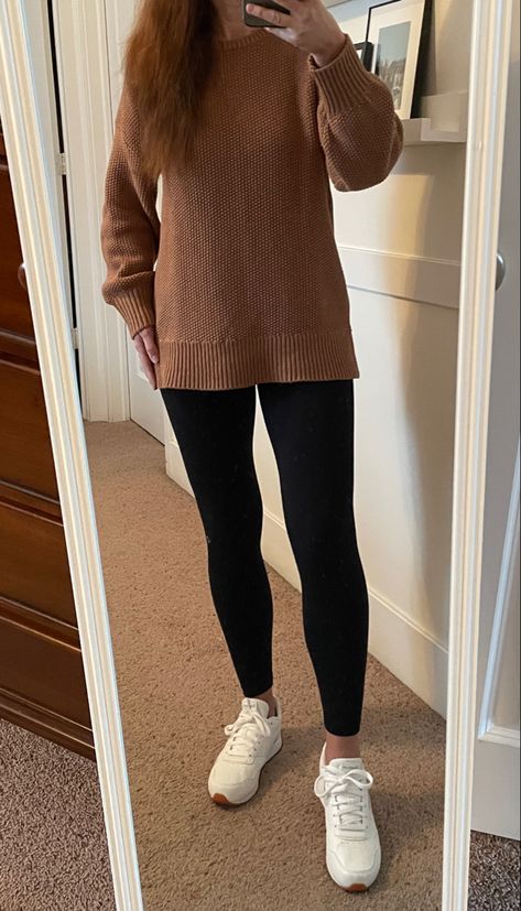 Outfits With Brown Sweaters, Oversized Brown Sweater Outfit, Oversized Sweater Leggings Outfit, Leggings With Sweater Outfit, Brown Sweater Outfit Fall, White Sneakers Fall Outfit, Brown Crewneck Outfit, Outfit Sweater Oversize, Ootd Crewneck