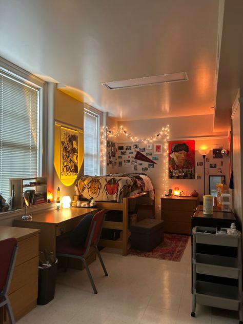 Sage Green College Dorm, Simple College Dorm, Green College Dorm, Minimalist College Dorm, Dorm Room Layouts, Uni Dorm, Room Ideas Cozy, Cozy Dorm, College Dorm Room Inspiration