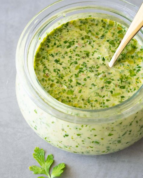 Chimichurri Aioli- A homemade condiment with a flavorful kick, is the perfect dipping sauce for french fries, hotdogs, and burgers. Creamy Cilantro Lime Dressing, Creamy Dipping Sauce, Homemade Aioli, Dressing Healthy, Fitness Meals, Burrito Bowls Recipe, Cilantro Lime Dressing, Speed Foods, Homemade Condiments