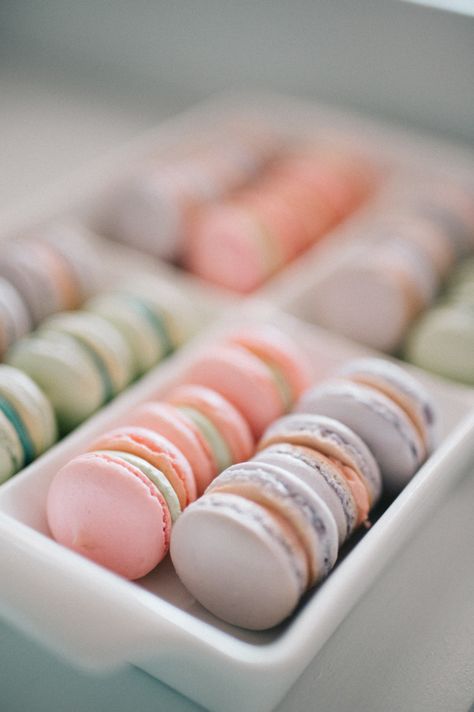 Pastel Wedding Decorations, Pastel Macarons, Paris Bridal Shower, Parisian Party, Paris Birthday Parties, Pretty Desserts, Paris Theme Party, Dessert Spread, French Macaroons