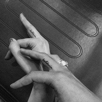 Hailey Baldwin's Tiny "Baldwin" Tattoo Between Finger Tattoo, Hailey Baldwin Tattoo, Small Tattoo Placement, Tattoo Spots, Tattoos Infinity, Small Tattoos With Meaning, Small Wrist Tattoos, Finger Tattoo, Cool Small Tattoos