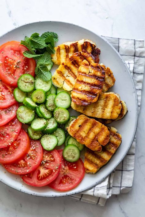 Mediterranean Appetizers, Recipes Cheese, Grilled Recipes, Halloumi Cheese, Cheesy Appetizer, Halloumi Salad, Grilled Halloumi, Recipes Appetizers, Detox Plan