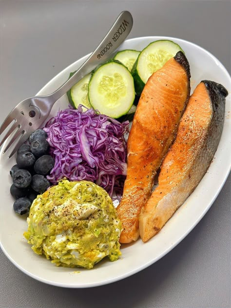 Keto Aesthetic Food, Avocado Mash, Cooked Salmon, Wholesome Meals, Power Plate, Healthy Food Menu, Purple Cabbage, Healthy Menu, Makanan Diet