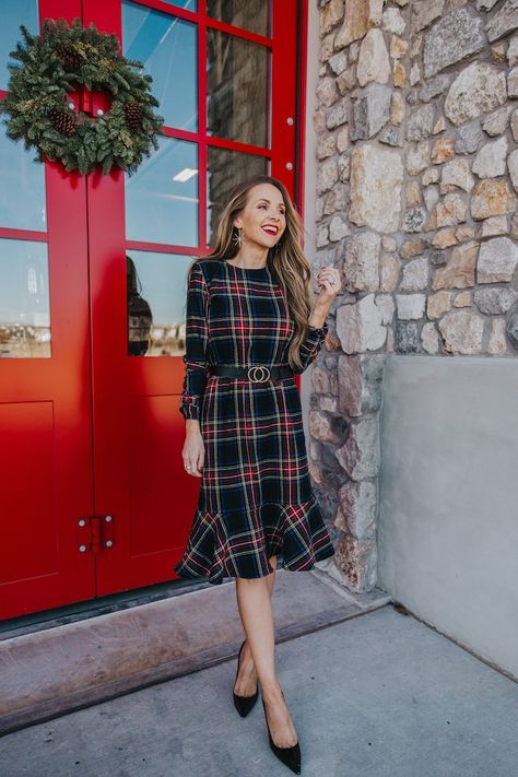 Elastic Waist + Ruffle Hem Dress Pattern (Christmas Dress) - Merrick's Art Christmas Plaid Dress Women, Christmas Women Outfits, Plaid Christmas Dress, Merricks Art, Christmas Dress Women, Neutral Tops, Elastic Waist Dress, Statement Dress, Ruffle Hem Dress