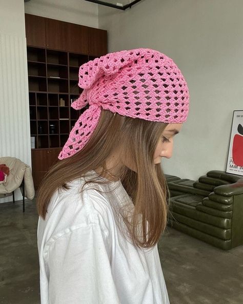 Pink Hat Crochet, Knitted Accessories Fashion, Knitted Accessories Ideas, Summer Knit Accessories, Crochet Hat Summer, Summer Crochet Hat, Pink Crochet Ideas, Pink Hat Outfit, Quick Crochet Ideas