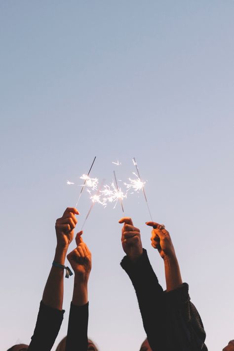 Crop hands with sparklers Premium Photo Photo Crop, Night Sunset, Photo Cropping, Party Photography, Photography Challenge, Summertime Fun, Foto Ideas Instagram, Summer Bucket Lists, Best Friend Pictures