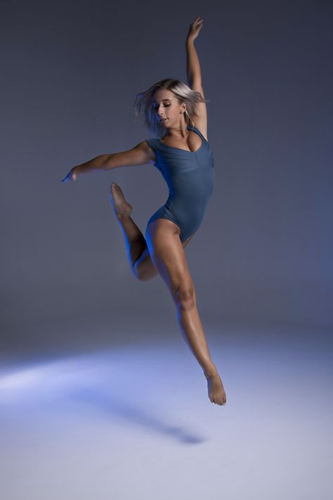 Dance Poses For Pictures Not Flexible, Dance Poses Lyrical, Dance Poses Simple, Jumping Dance Poses, Dance Photo Poses Easy, Non Flexible Dance Poses, Easy Dance Poses For Pictures Photo Ideas, Dance Picture Poses Easy, Dancer Photoshoot Poses