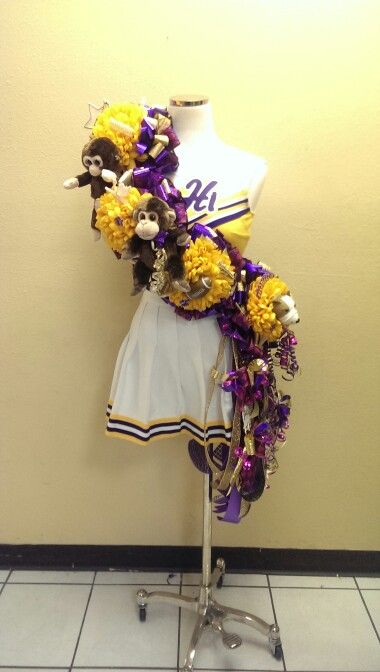 McHi Bulldogs Homecoming Sash Mum #homecoming #mchibulldogs #homecomingmums #sashmums Bulldog Homecoming Mums, Homecoming Mum Centerpiece, Sash Mum Homecoming, Mum Corsage, Homecoming Sash, Mini Mums, School Mums, Mum Braids, Unique Homecoming Mums