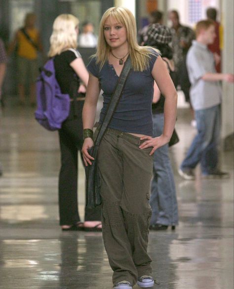 Hilary Duff A Cinderella Story Outfits, Hilary Duff Cinderella Story Outfits, Hilary Duff 2000s Fashion, 2000 Nerd Fashion, Sam Montgomery Outfits, 2000 Movie Outfits, 2000s Highschool Outfits, A Cinderella Story Outfits, 2000s Fashion Movies