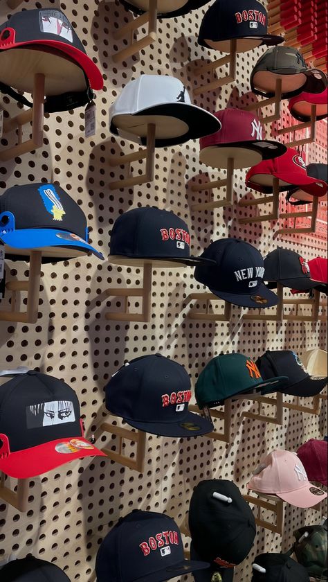 Hats Organization, Organize Baseball Hats, Wall Hat Racks, Cap Men Fashion, Cap Store, Cap Rack, Clothing Store Displays, Wall Hats, Hat Racks