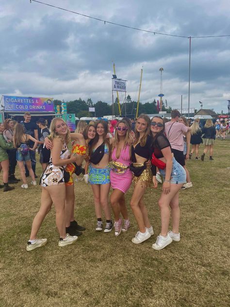 Lovin Life Music Fest Outfits, Lib Outfits Music Festivals, Belsonic Outfit, Reading And Leeds Festival Outfits, Leeds Festival Outfits, Rolling Loud Outfits, Lollapalooza Outfit, Rave Fit, Leeds Festival