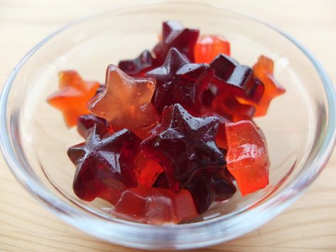 Homemade Gummy Bears, Healthy Gummies, Homemade Gummies, Gummies Recipe, Chatelaine, Fruit Snacks, Gummy Bears, Fun Food, Gummy Candy