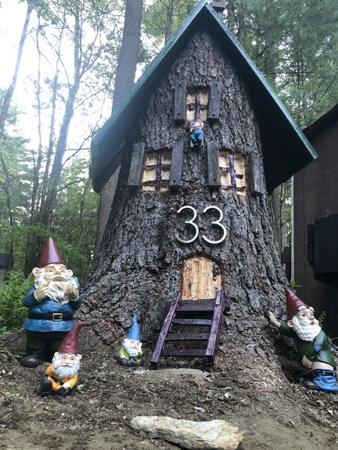 Stump House Ideas, Tree Stump Gnome House Ideas, Tree Stump Ideas Outdoor Fairy Garden, Knome Houses Tree Stump Diy, Gnome Houses From Tree Stumps, Gnome Tree Stump House, Tree Stump Fairy House, Stump Art, Tree Stump Decor