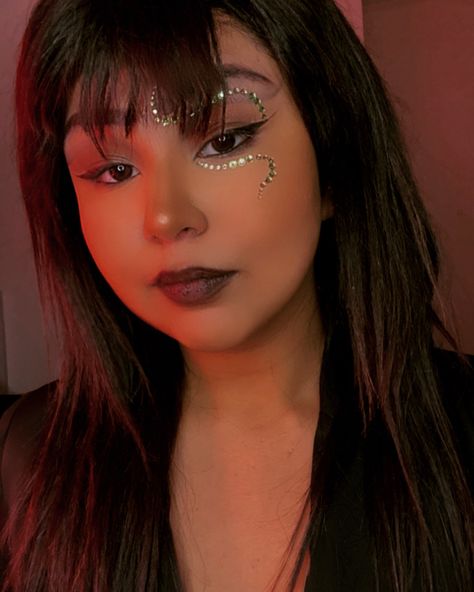 Eras Tour Inspired Makeup Reputation Era Makeup #makeup #erastour #reputation #swiftie #makeupoftheday #makeupartist #makeuplover #makeupideas #viralpost Taylor Swift Concert Make Up Ideas, Reputation Era Eye Makeup, Simple Reputation Makeup, Reputation Aesthetic Makeup, Taylor Swift Reputation Makeup Tutorial, Debut Eras Tour Makeup, Reputation Era Inspired Outfits, Eras Tour Rep Makeup, Reputation Hair And Makeup