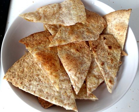 How to turn flour tortillas in to crispy nachos or taco shells #tortillachips #foodhack Chips Out Of Flour Tortillas, How To Make Chips, Flour Tortilla Chips, How To Make Nachos, How To Make Flour, Banana Sushi, Tortilla Chip Recipe, Baked Tortilla Chips, How To Make Tortillas