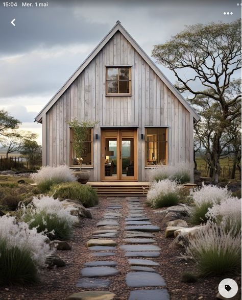 Cosy Farmhouse Exterior, Small Scandinavian House Plans, White Cabin Exterior, Scandinavian Cabin Exterior, Barndominium Bedroom, House Cabin Style, Log Cabin Tiny House, Concrete Cabin, Cabin Tiny House