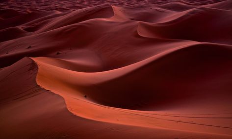 Merzouga et l'erg Chebbi, le plus bel endroit du Maroc pour profiter du désert et des dunes de sable à perte de vue. Dans ce billet, je reviens sur l'un de mes bivouacs à Merzouga. Je vous donne également tous mes conseils pour profiter à fond des dunes de l'erg Chebbi à Merzouga au Maroc. Travel Advice, Antelope Canyon, Wedge Boot, Morocco, Natural Landmarks, On Twitter, Twitter