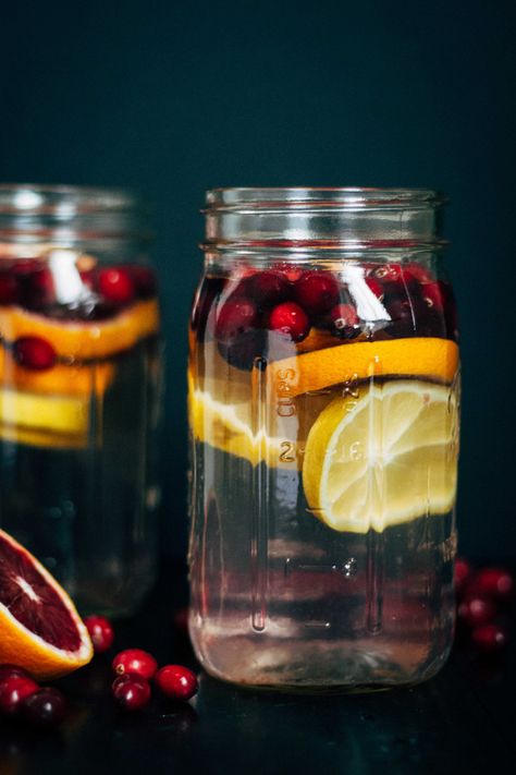 Juicing Recipes For Beginners, Fruit Infused Water Recipes, Healthy Detox Cleanse, Vegan Detox, Detox Kur, Lemon Diet, Orange Water, Infused Water Recipes, Fruit Infused Water