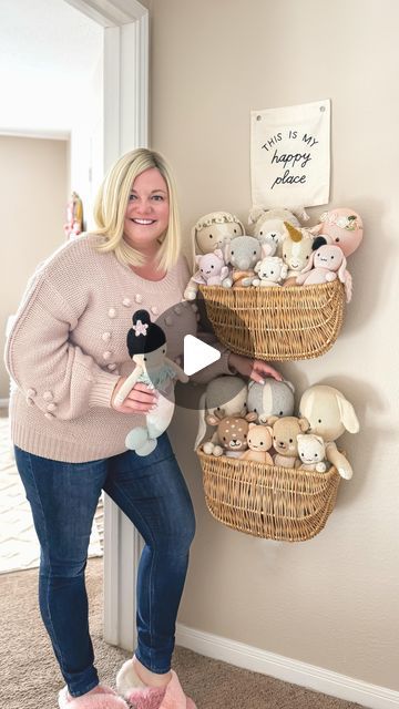 Kristen Sellentin on Instagram: "Comment “LINKS” to receive a DM with the links to the baskets & my kids favorite stuffed animals. These baskets I use for stuffed animal storage are back in stock after 8 months! I have the large size. #storagesolutions #stuffedanimalstorage #organization #organize #getorganized #toystorage #storagebaskets #playroom #organizationhacks #organizedhome" How To Organize Squishmallows, How To Organize Stuffed Animals, Stuffed Animal Display Ideas, Diy Stuffed Animal Storage, Stuffed Animal Storage Ideas, Stuffed Animal Displays, Storing Stuffed Animals, Doll Storage, Bedroom Stuff