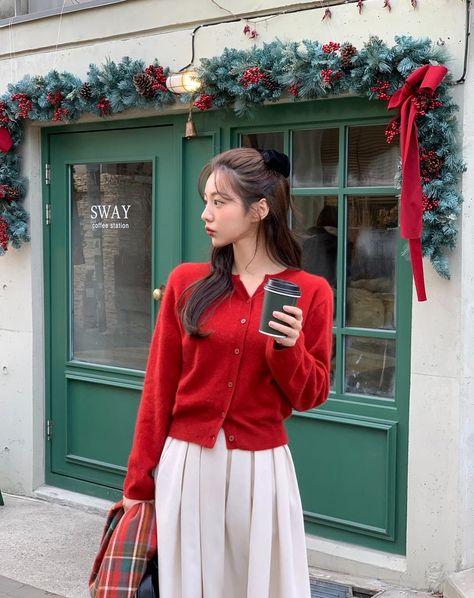 Korean Red Outfit, Red Outfit Korean, Red Outfit Winter, Ootd Red, Rok Midi, Xmas Outfit, Outfit Streetwear, Bright Spring, Red Outfit