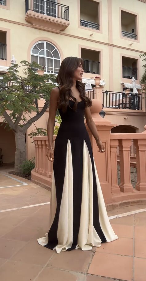 Black Gown Outfit Classy, Black Outfit Classy Elegant, Fancy Long Dresses Classy, Cream Color Dress For Wedding, Winter Outfits For Wedding Guest, Not Revealing Dress, Black And White Fancy Dress, Hollywood Chic Outfits, Dress For A Wedding